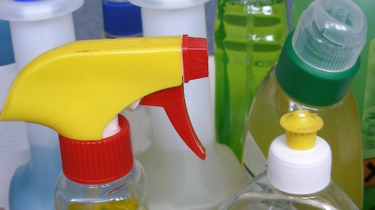 Cleaning agent with spray bottle head (Monika Kupka)