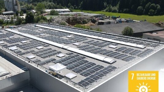 Since June 2022, the photovoltaic system on the roof of the warehouse has been producing its own green electricity for hollu GmbH. Copyright by Hollu.