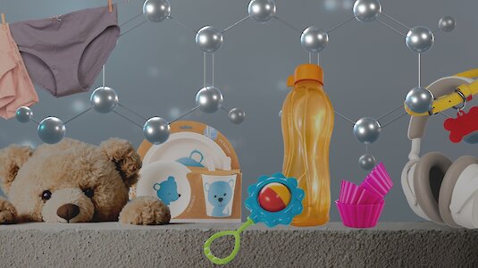 Verschiedene Kinderprodukte über denen silberne Moleküle schweben Verschiedene Kinderprodukte über denen silberne Moleküle schweben